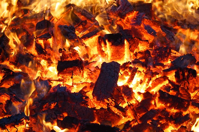 žhavé dřevo